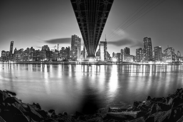 Pont de New York dans la ville de nuit