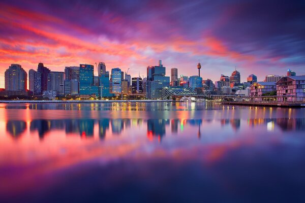 Die rosa Morgendämmerung der Stadt Sydney mit dem Fluss