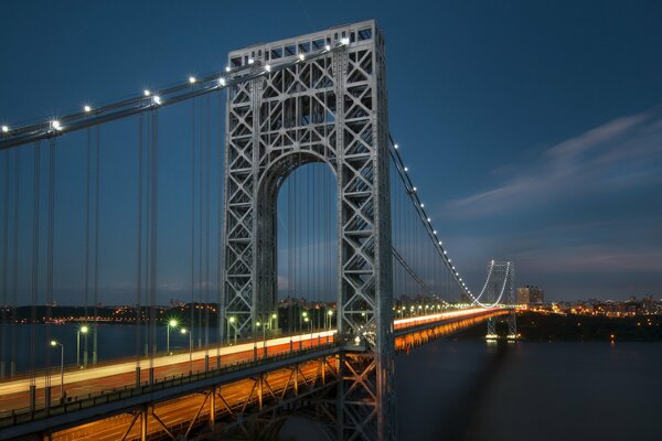 La bellezza della vista notturna del George Washington Bridge