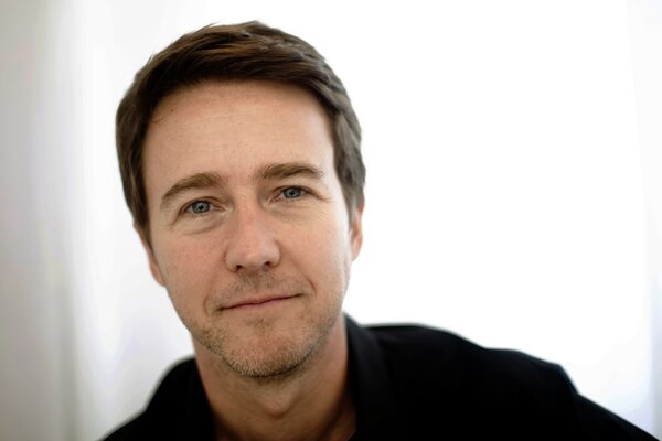 El rostro del actor Edward Norton, un fondo claro