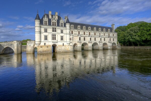 El castillo de Chenonceau en el río en Francia