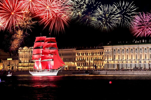 Frégate à voiles écarlates dans la nuit de Saint-Pétersbourg