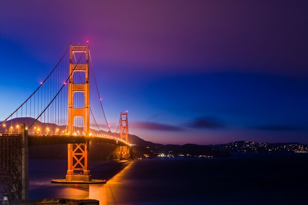 Nocne oświetlenie mostu Golden Gate w San Francisco