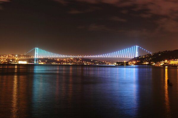 Bosforo cue ponte sul Mar di Marmara di notte