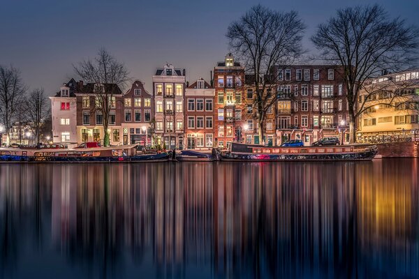 Case notturne di Amsterdam sul canale