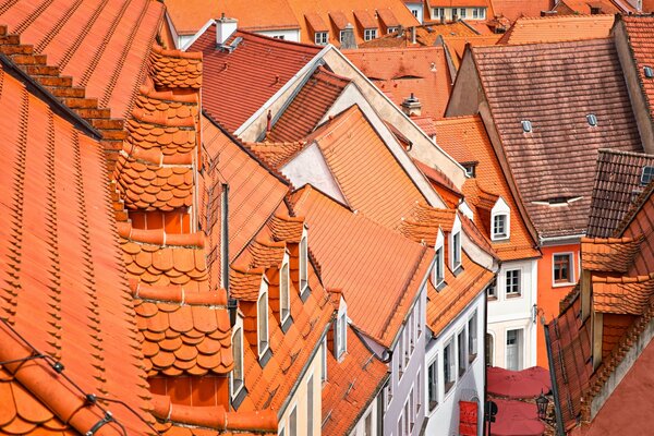 Tuiles rouges des maisons dans la ruelle