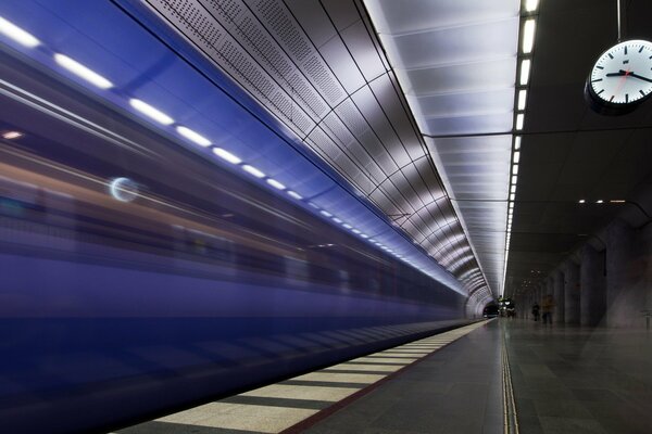 Eine U-Bahn-Station mit einer Uhr in Schweden