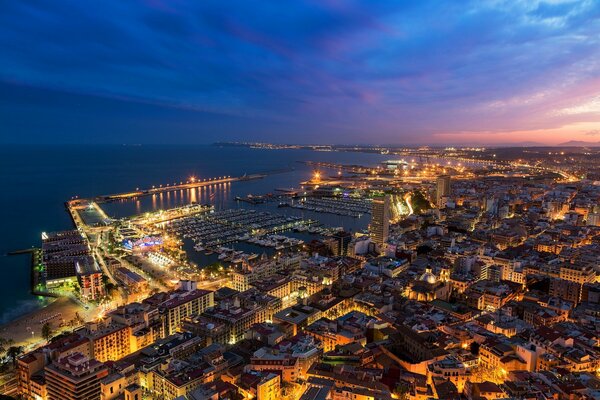 Sonnenuntergang am Abend über der spanischen Stadt