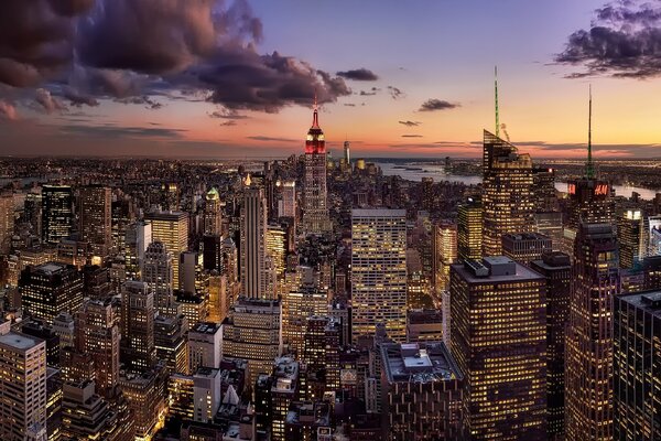 Una metrópolis enorme y brillante bajo el cielo nocturno