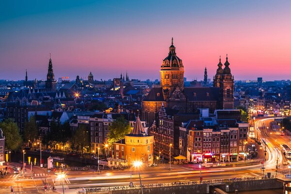 Ciudad nocturna de Amserdam