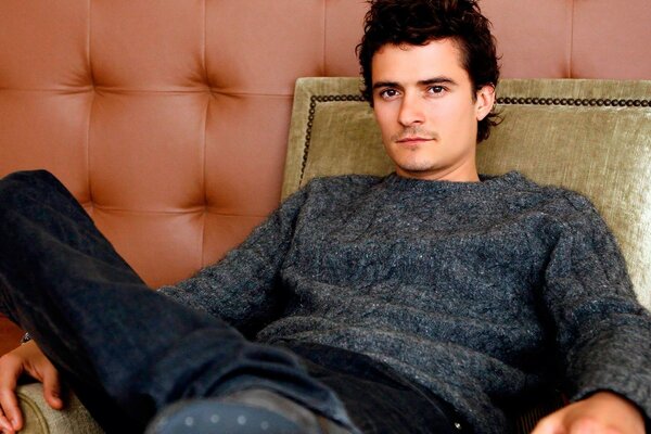 Schauspieler Orlando Bloom im Sessel. Der Herr der Ringe -Star