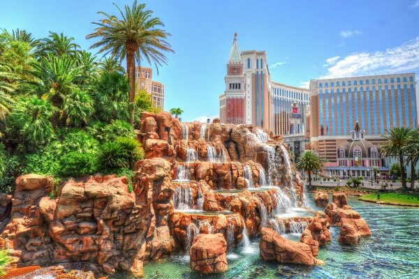 Venezianisches Hotel mit Palmen und einem Wasserfall in Las Vegas