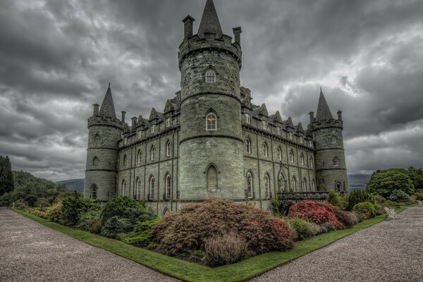 Château d Écosse sous les nuages sombres