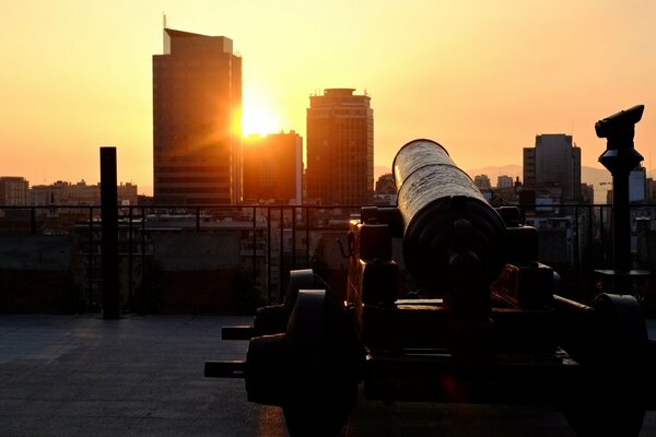 Ciudad nocturna al atardecer