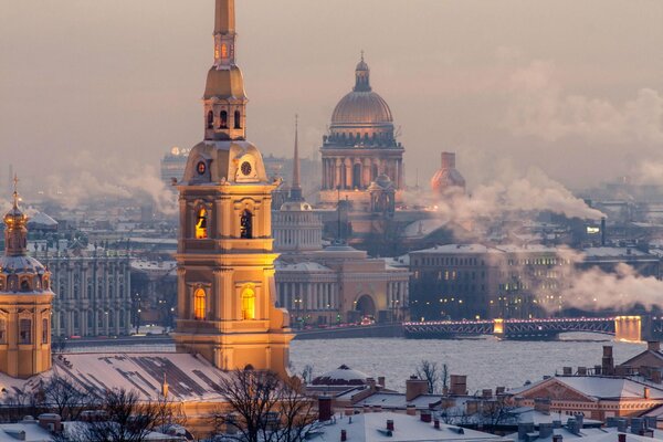 Noche, vista de invierno de San Petersburgo