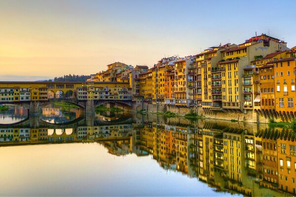 Der Arno-Fluss spiegelt Gebäude wider