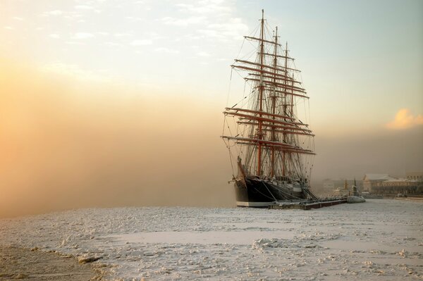 Żaglowiec Bark Sedov stoi na nabrzeżu w styczniowym Sankt Petersburgu