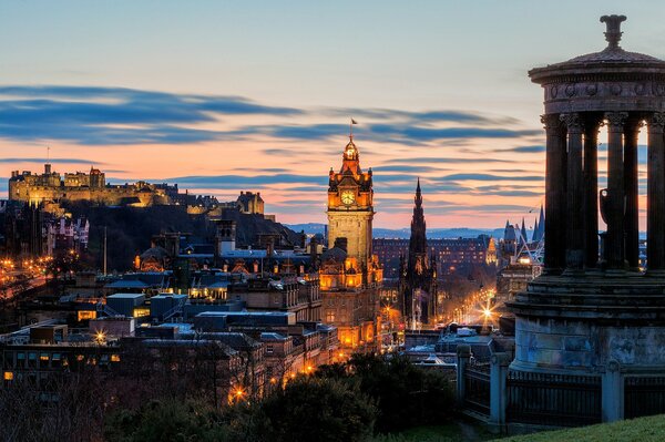 Wieczorna Panorama Edynburga z Calton Hill