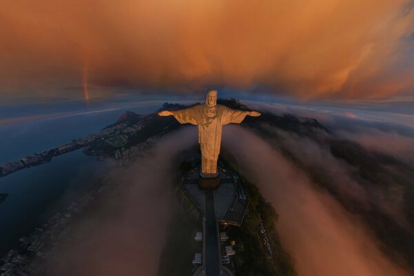 Christus-Statue in Rio de Janeiro im Nebel