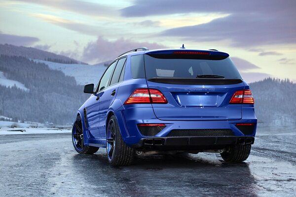 Blue, tuning Mercedes Benz едет по трассе