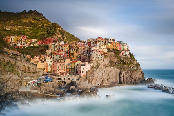 Los acantilados del edificio y el mar de la provincia de la Spezia