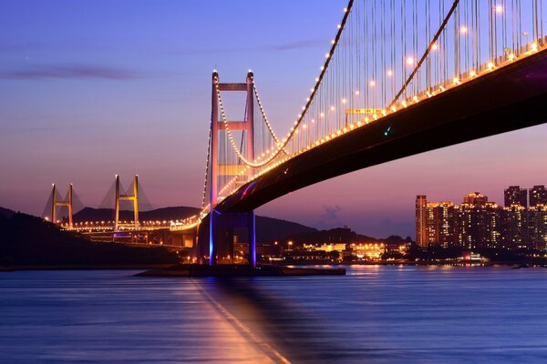 Brücke in Hongkong bei Sonnenuntergang