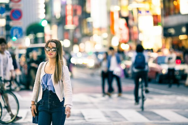 Trafic de rue, passage pour piétons fille à lunettes de soleil, cyclistes