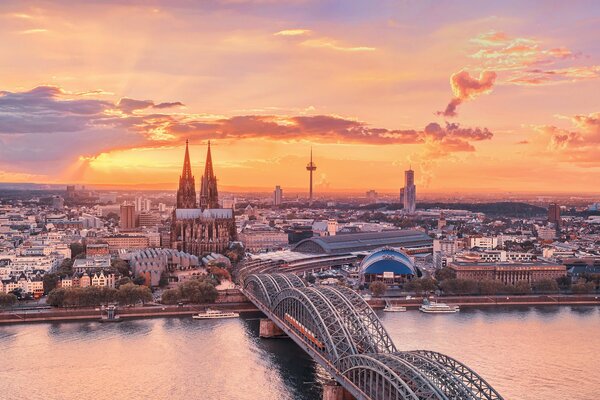 Puente en Alemania al atardecer rosa desde una altura