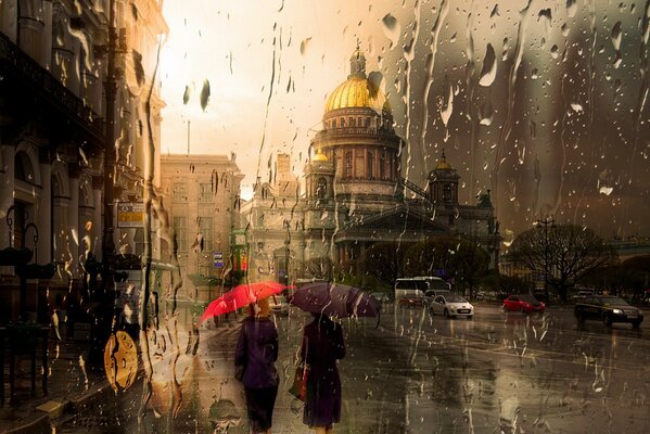 Catedral de isakiyev en la lluvia de otoño