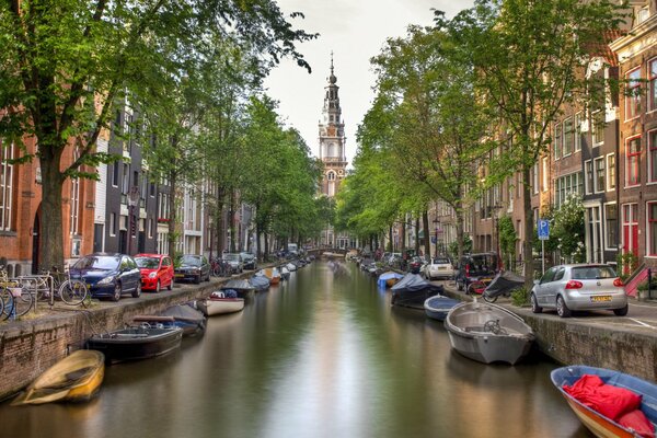 Canal d eau avec des bateaux à Amsterdam