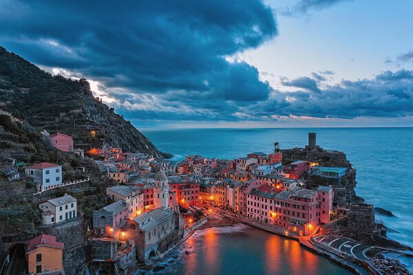 Die italienische Stadt Vernazza an der Küste