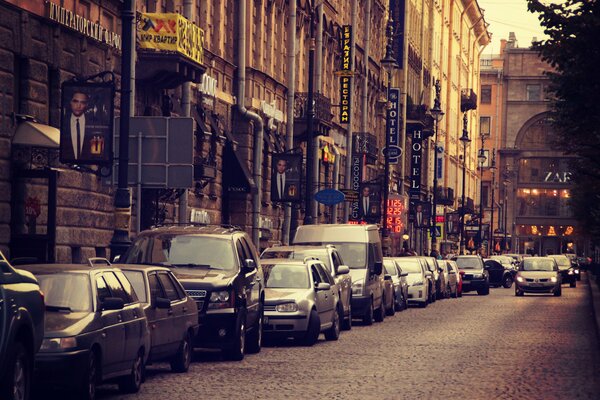 Parken von Autos am Newski-Prospekt in St. Petersburg