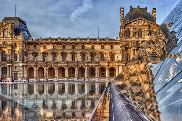 Die Reflexion des Louvre in der Pyramide