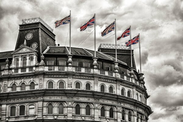 Die Flagge weht auf dem Londoner Gebäude