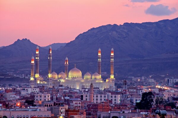 Mezquita al-Saleh en el fondo de las montañas y la puesta de sol