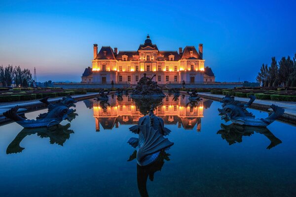 Reflet du palais dans l étang de nuit