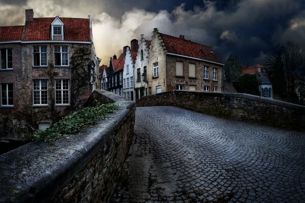 Vista nocturna de las calles de Brujas