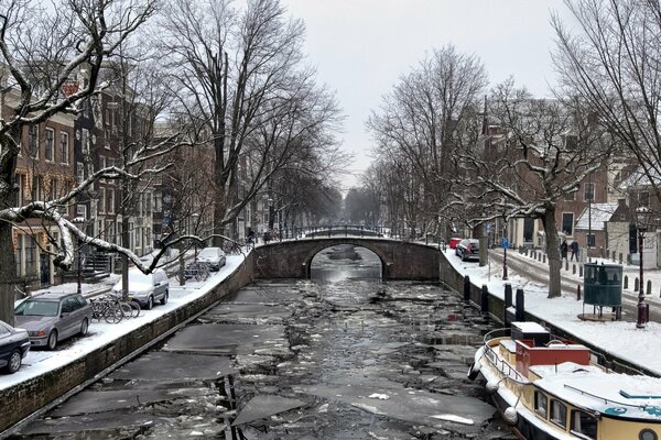 Port fluvial dans la ville en hiver