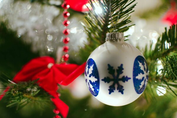 Weiß-blaue Kugel am Weihnachtsbaum