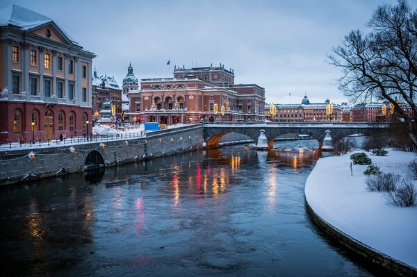 Canal de agua en Suecia en invierno