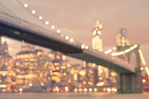 Pont de Brooklyn sur le fond de la ville de nuit