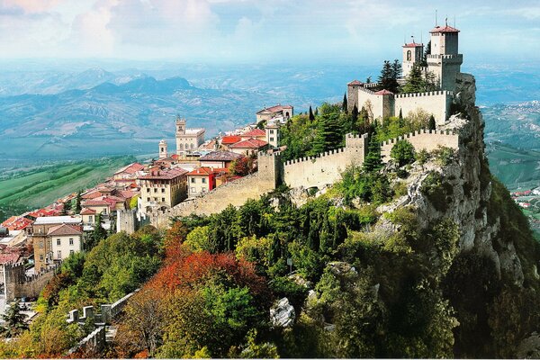 Città e foresta al culmine della montagna