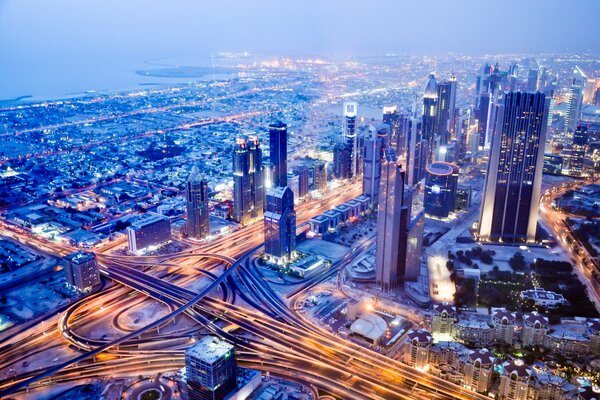 Nachtstadt in Dubai Panorama von Gebäuden und Straßen