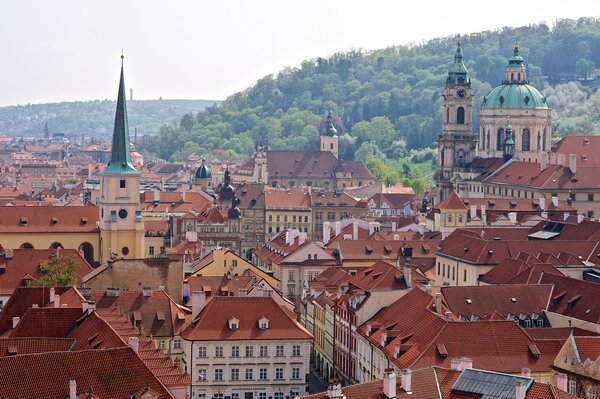 Panoramiczny widok na czerwone dachy Pragi