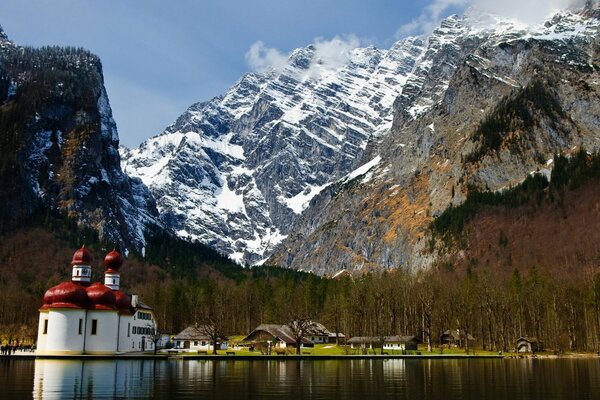 Monastère au milieu des montagnes, des forêts, des lacs