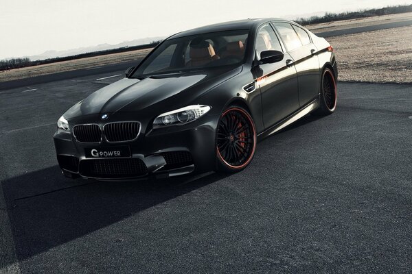 Noir tuning BMW sur la route