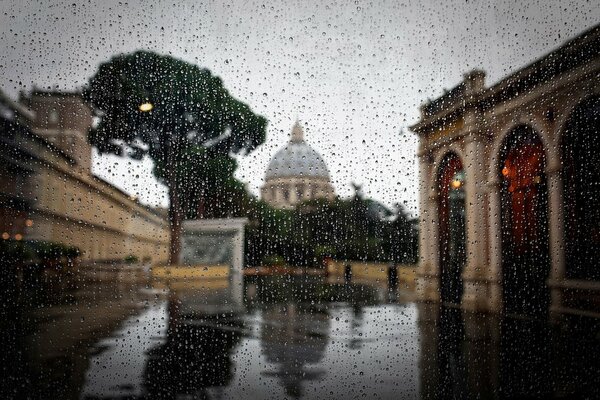 Hugge en romano, oitr sentimiento cuandoen la ventana de la lluvia