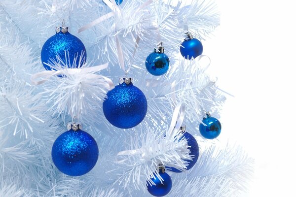 Weißer Weihnachtsbaum mit blauen Kugeln verziert