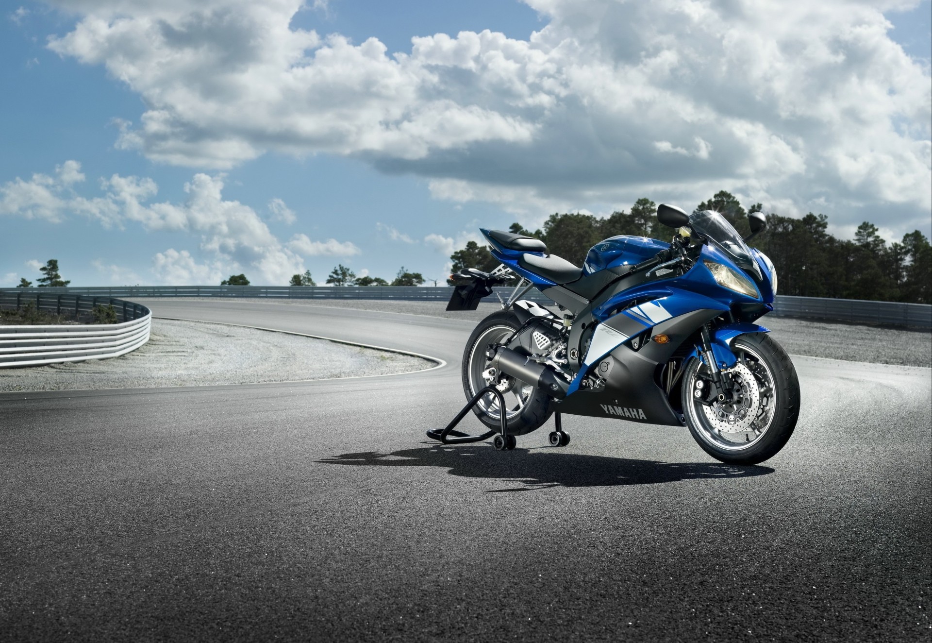 yamaha azul en la carretera