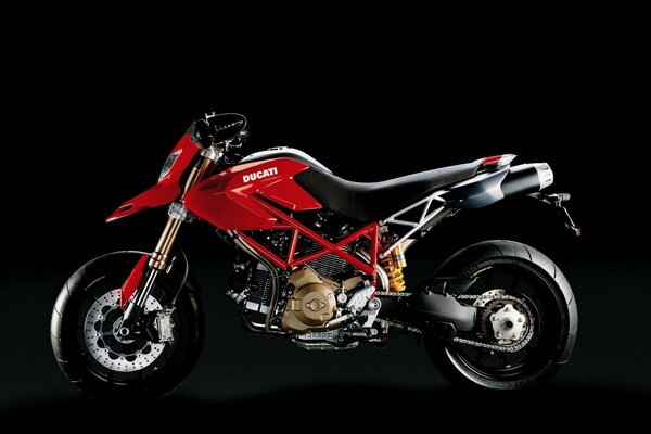 Moto Ducati en rojo